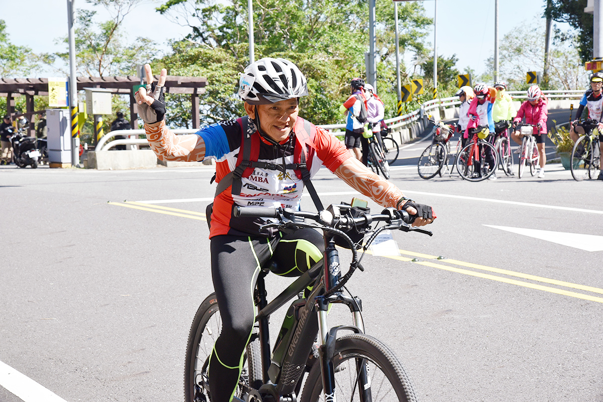 來自馬來西亞的不倒騎士鄧子倫，騎乘安耐美電動輔助自行車，攝於南迴公路壽卡