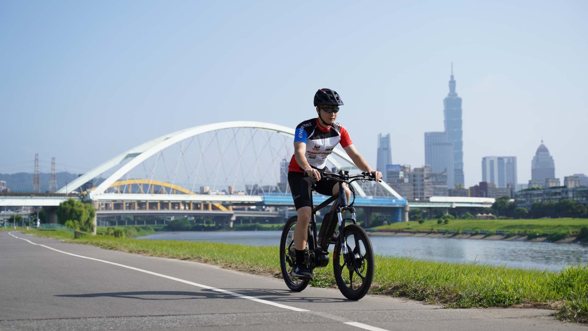 電輔自行車- 雙功能打浪電動輔助自行車-戶外騎乘景象